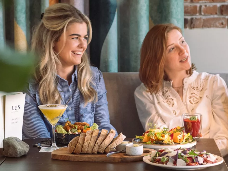 Vrouwen op het terras