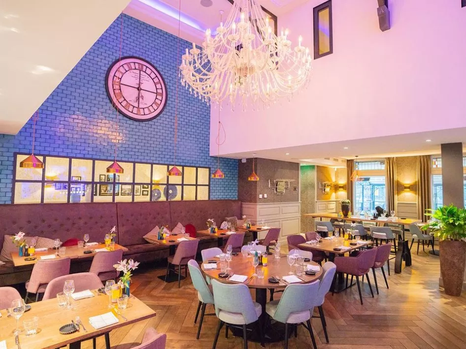 Het mooie roze met blauwe interieur van Brasserie-Hotel Antje van de Statie