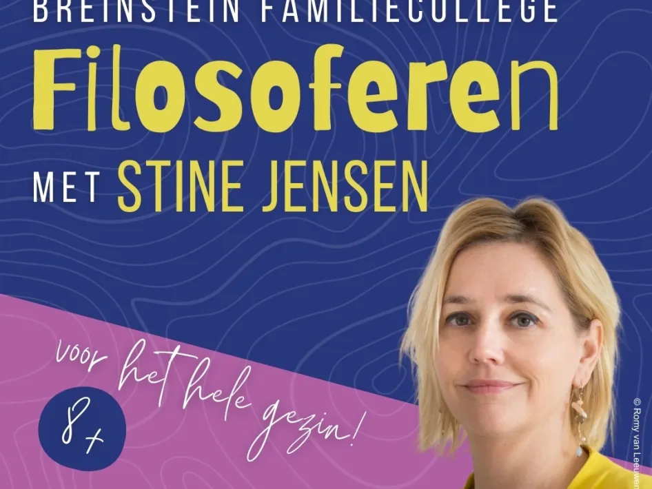 Poster van het BreinStein Familiecollege over filosoferen met Stine Jensen. Op de afbeelding staat een portret van Stine Jensen tegen een blauwe achtergrond met de tekst “Filosoferen met Stine Jensen” en “Voor het hele gezin 8+”.