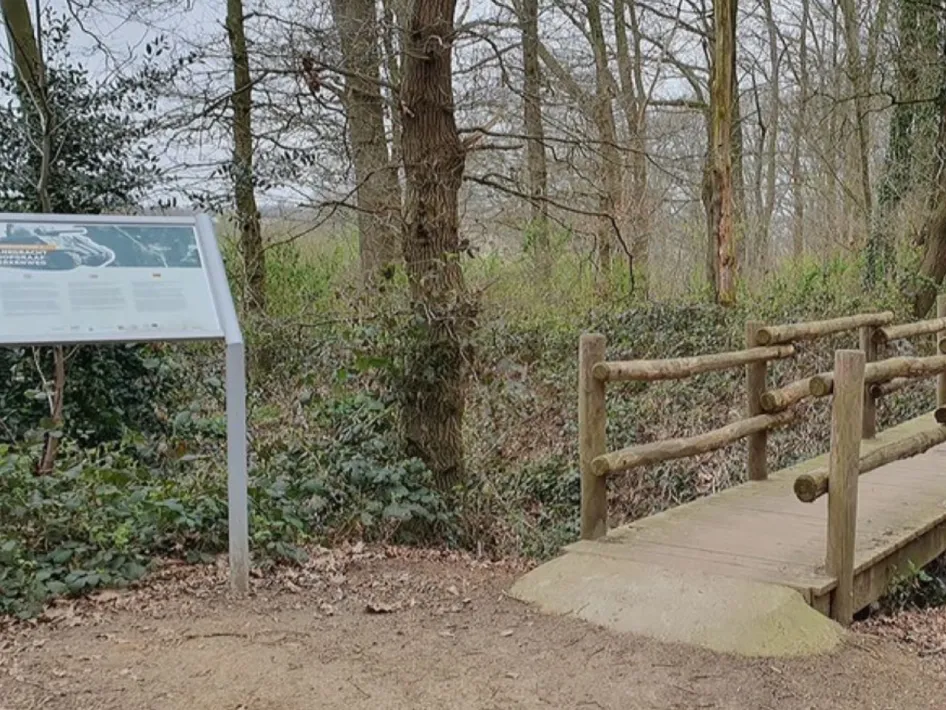 Denkmal mit den Namen von Kriegsopfern aus Reuver, zum Gedenken an den Zweiten Weltkrieg.