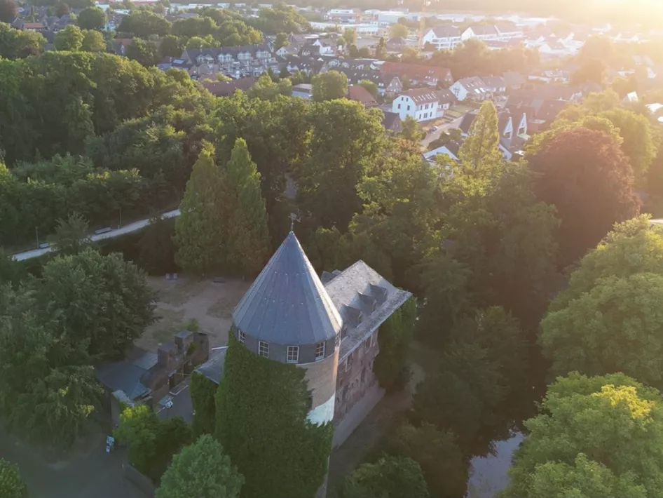 Drohnenaufnahme der Burg Brüggen