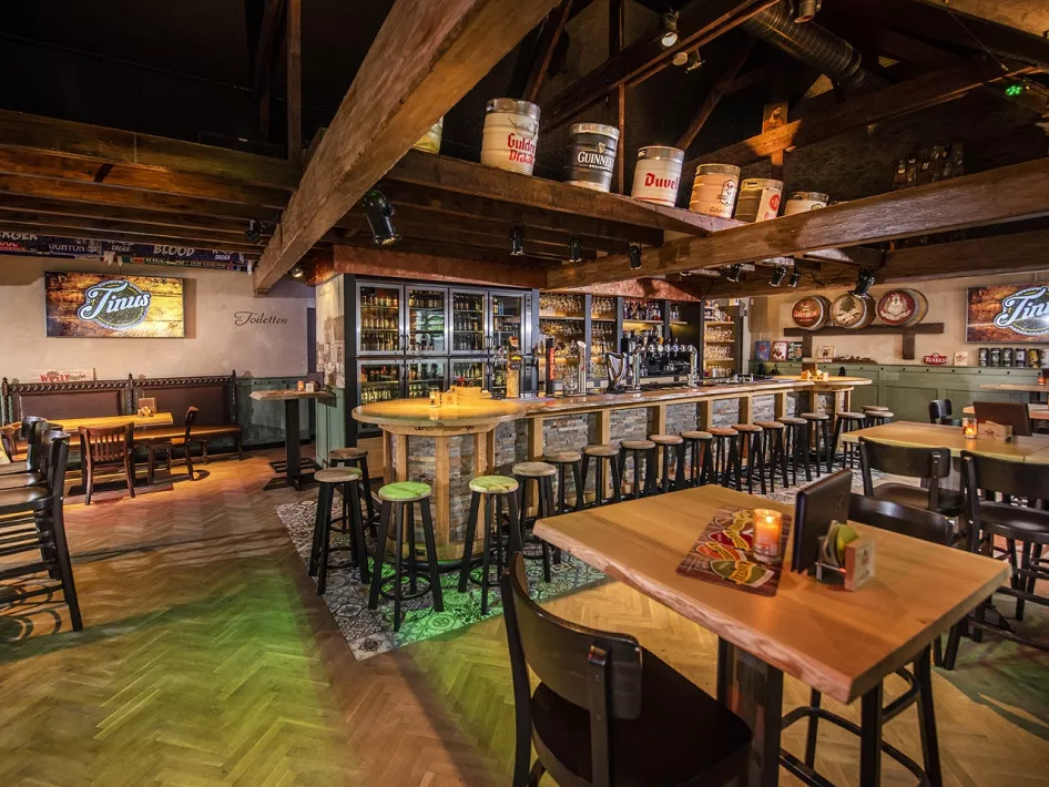 Die Bar des Cafés Tinus