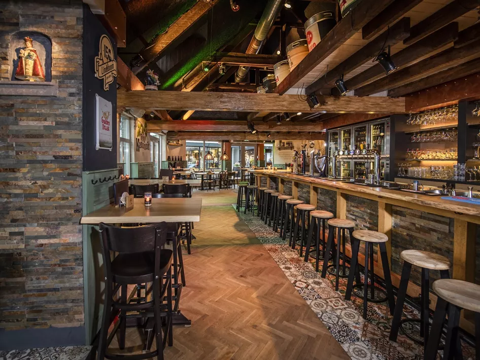 Die Bar mit der Sitzecke im hinteren Teil des Café Tinus in Panningen