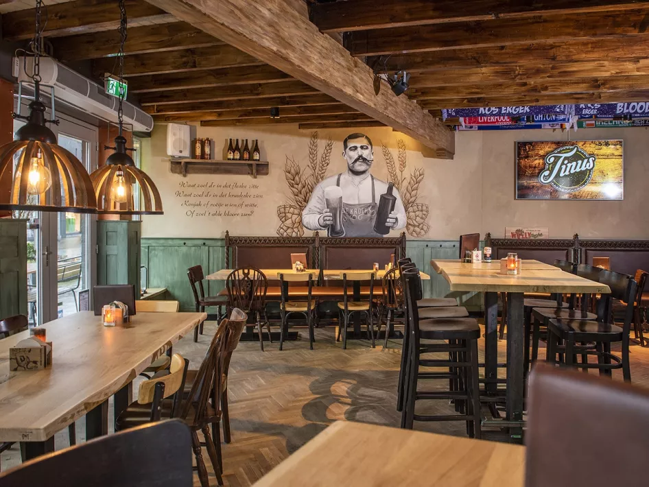 Der Sitzbereich des Café Tinus