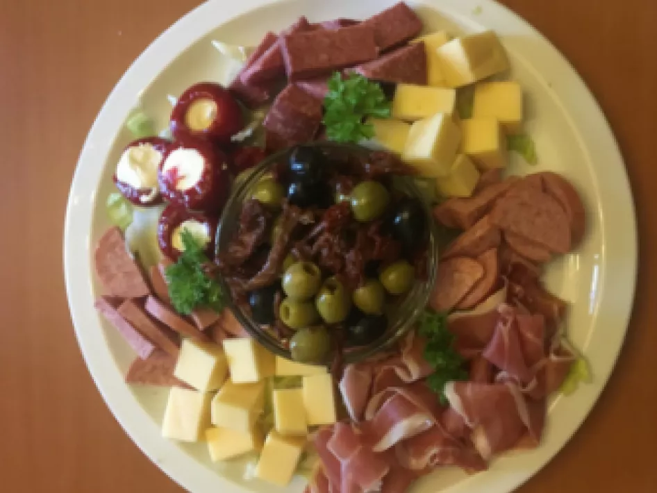 Bord met lekkere hapjes