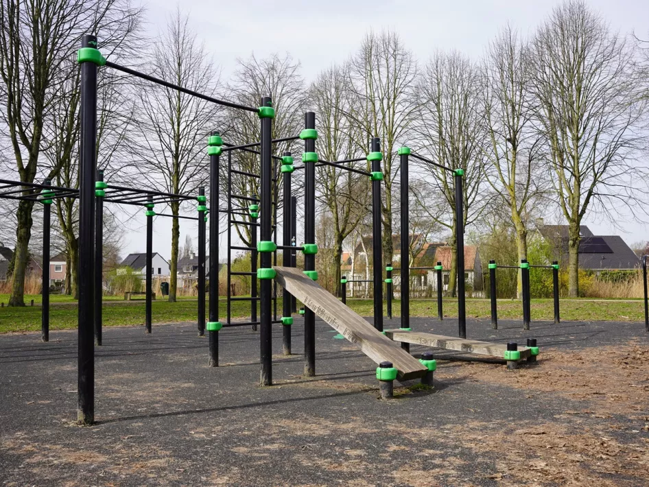 Device to do exercises in Molenakker Calisthenics Park