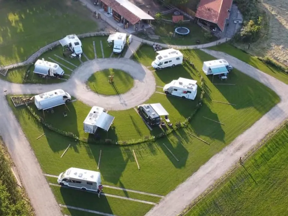 Aerial view of the camper site Houbenhof with campers arranged in a circle around a green central area