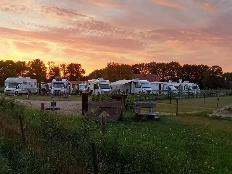 Camperplaats Houbenhof campers zonsondergang