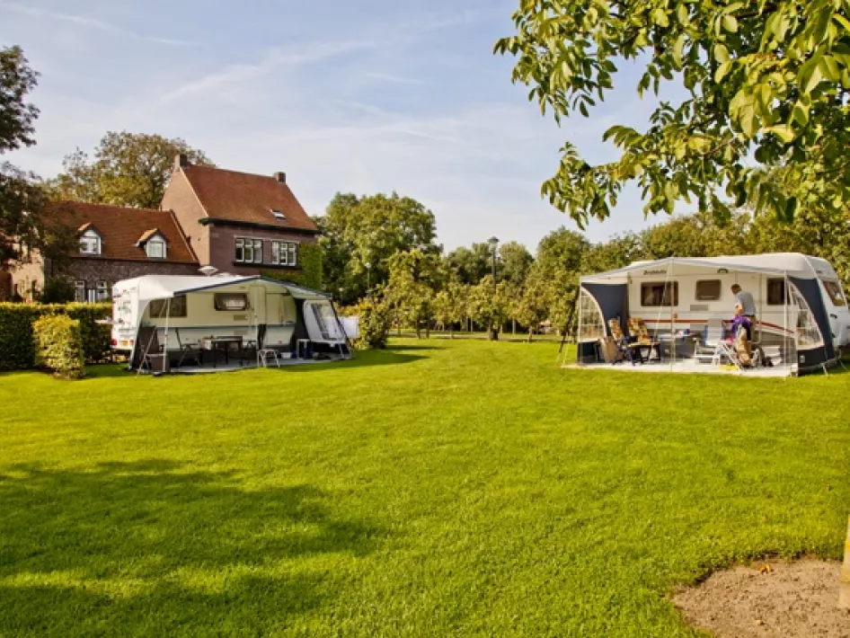 Camper auf dem Rasen des Campingplatzes De Sangershoeve