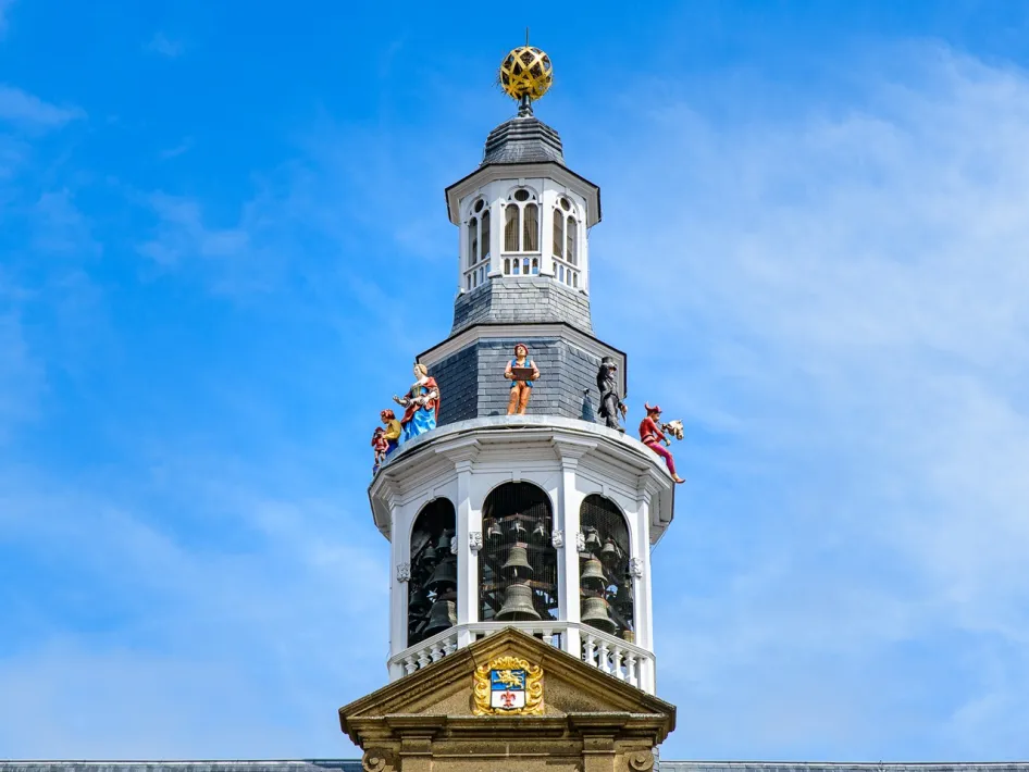 Carillon van het stadhuis in Roermond met de historische beelden rond de toren.