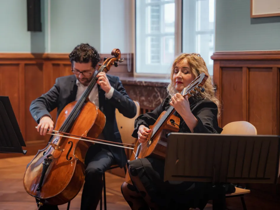 Carla Maffioletti en Luis Andrade bespelen hun instrumenten voor Cella vie