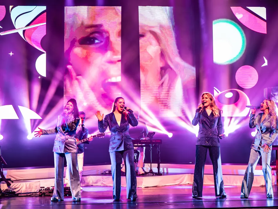 ABBA THE MUSIC, zingend op het podium