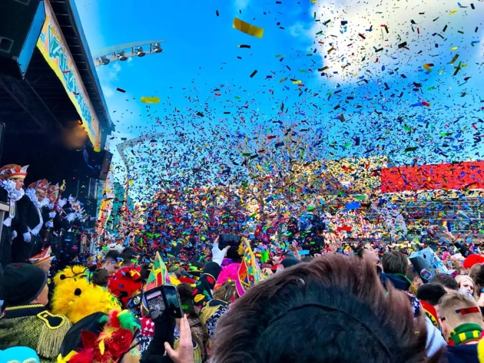 Confetti knalt van het podium tijdens de prijsuitreiking van de Grote Optocht van Venray