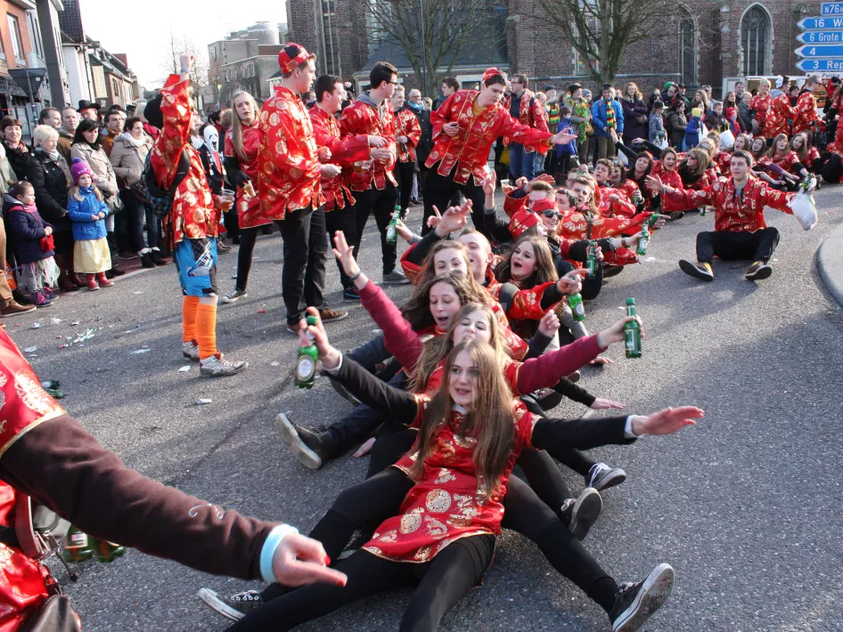 Carnavalsvierders in kleurrijke kostuums tijdens de Groeëte Optoch in Reuver.
