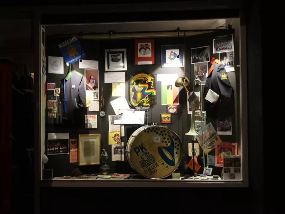 De etalage van het carnavalsmuseum die je tijdens de VVV-Carnavalswandeling aandoet