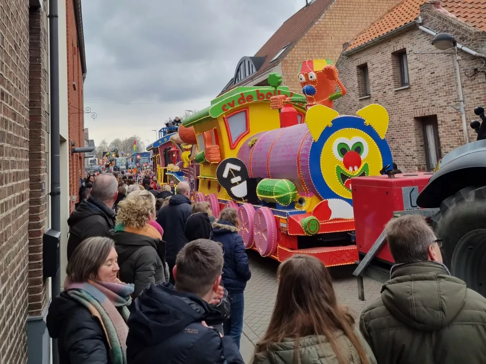 Carnavalswagen in de optocht