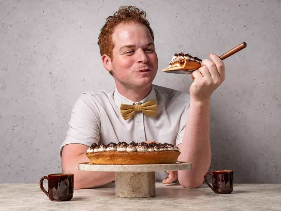 Cas Wolters met een stuk Limburgse vlaai voor zich tijdens de Dag van de Vlaai.