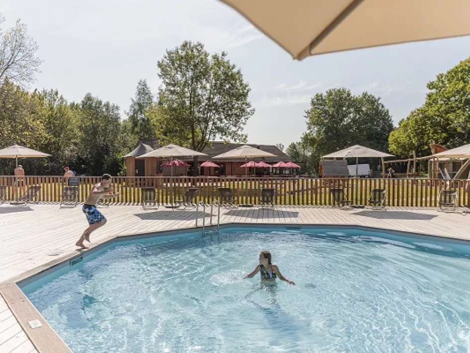 Kinderen in het zwembad van CityKamp
