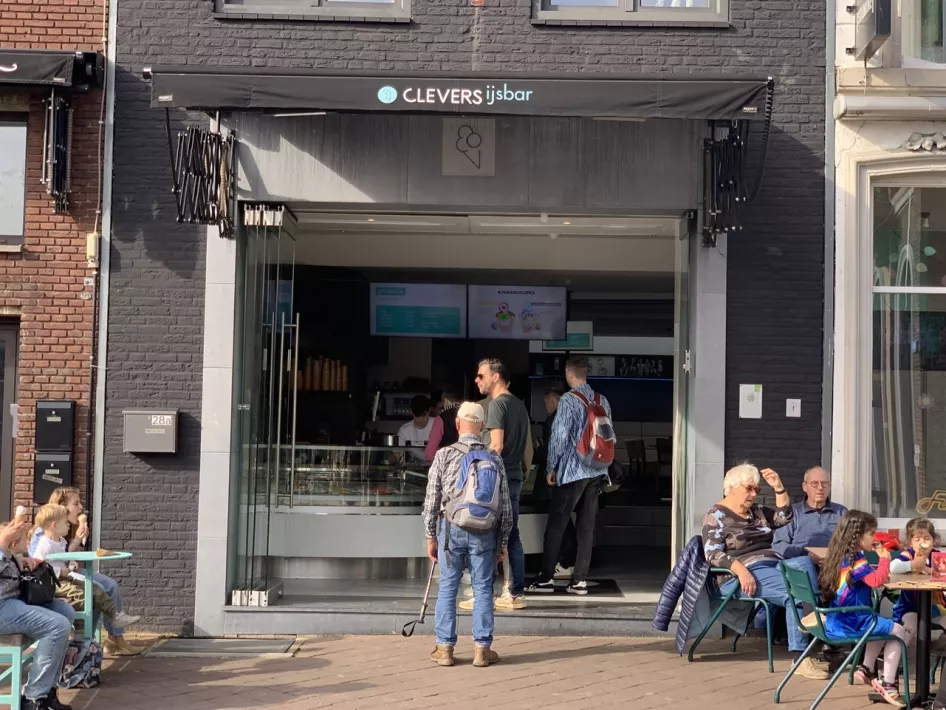 Man waits in front of IJssalon Clevers Roermond's takeaway point