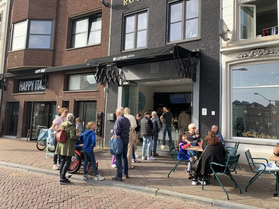Een rij mensen staat te wachten op de Markt in Roermond om een bestelling te plaatsen bij Clevers IJsbar Roermond