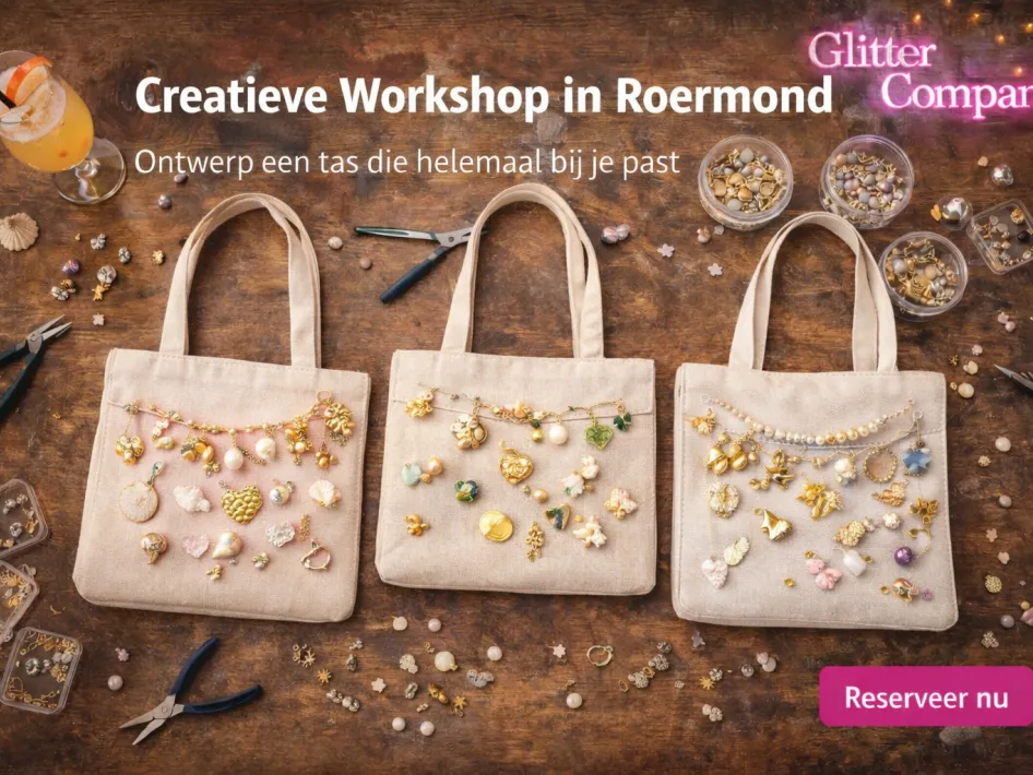 Workshop Roermond met linnen tassen die van bovenaf zijn gefotografeerd op een tafel vol bedeltjes, parels en creatieve materialen. Afbeelding is AI gegenereerd.