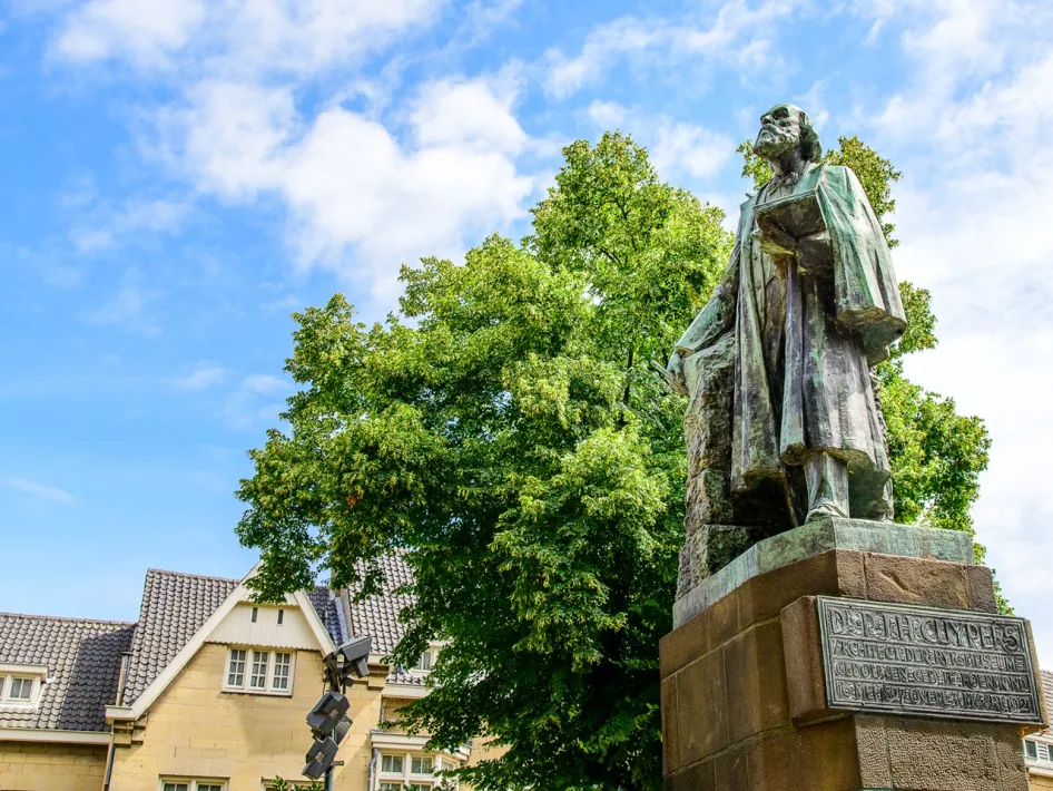 Statue des Architekten Pierre Cuypers am Munsterplein – Teil des Cuypers-Spaziergang durch Roermond.