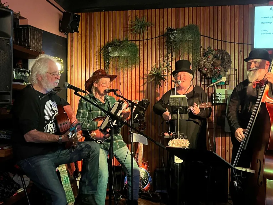 Live music performance at DENNENOORD Beers & Bites.