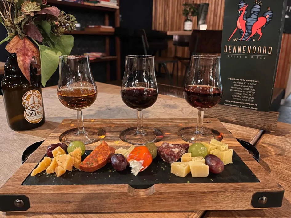 Beer tasting and snacks served at DENNENOORD Beers & Bites in Weert.