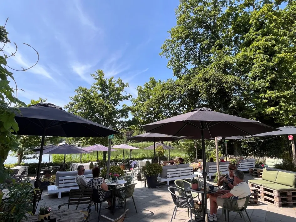 Ruim terras met uitzicht op de natuur en het water bij DENNENOORD Beers & Bites.