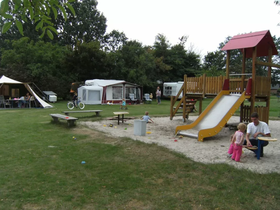 Der Spielplatz des Ferienhofs De Pionier mit den Spielfeldern im Hintergrund