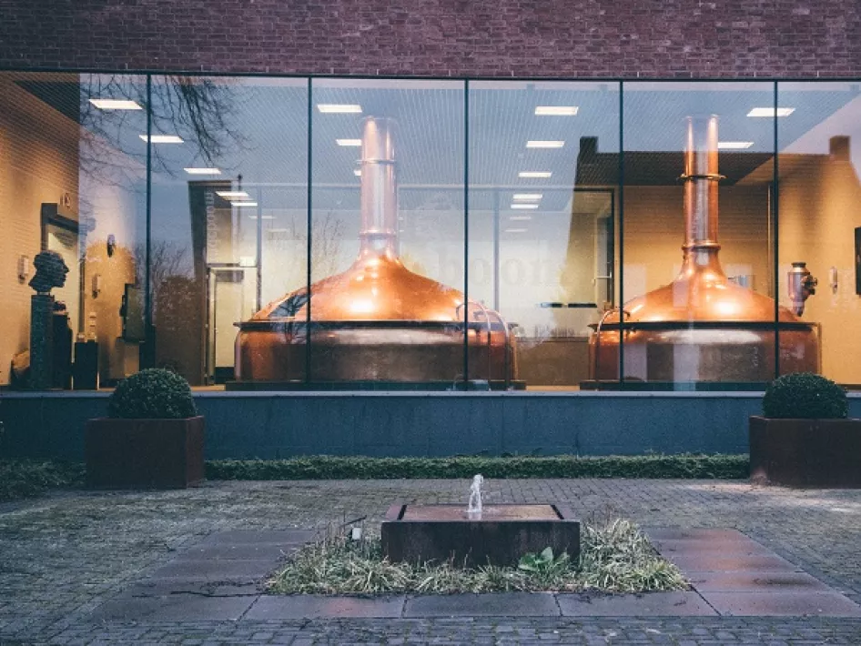  Große Kupferkessel, sichtbar durch die Glasfassade im Besucherbereich der Brauerei.