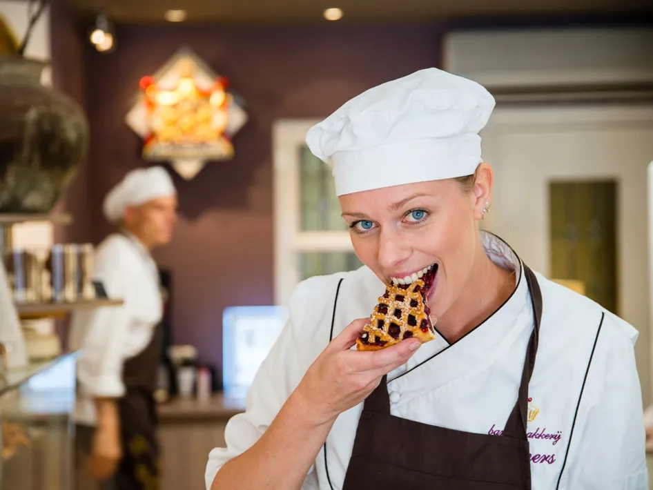 Bakker proeft een stukje Limburgse vlaai tijdens de Dag van de Vlaai.