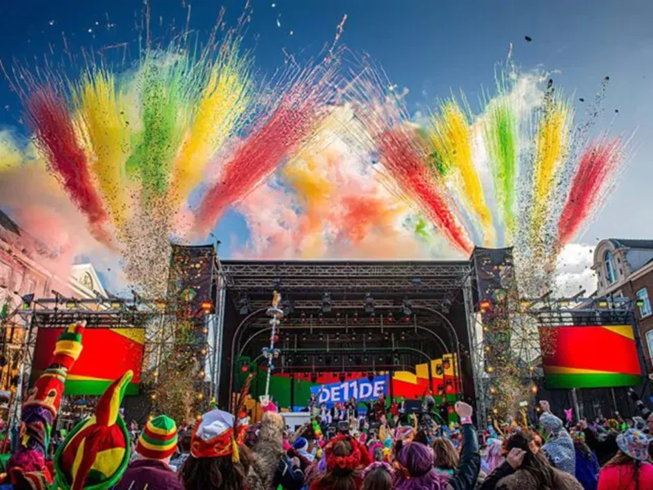 Feestelijke opening van de 11e van de 11e in Roermond met een groot podium, kleurrijke vuurwerkshows en een enthousiast carnavalspubliek.