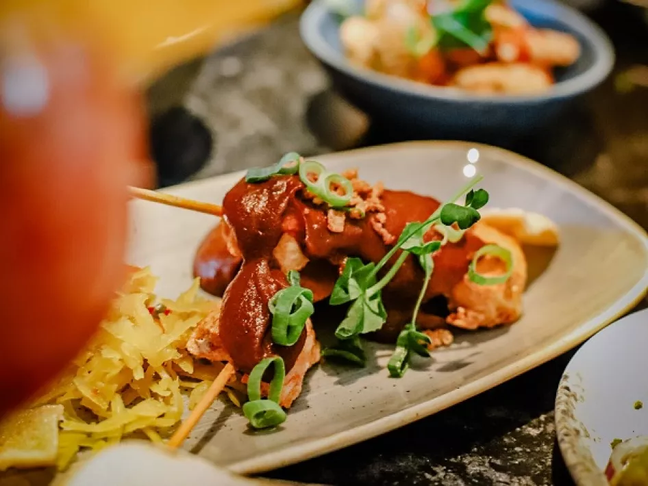 Ein köstliches Satay-Gericht im Restaurant de Beren