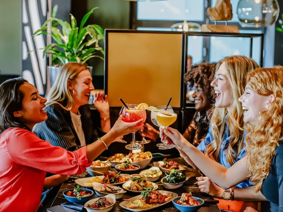 Frauen stoßen am Tisch der Bären an