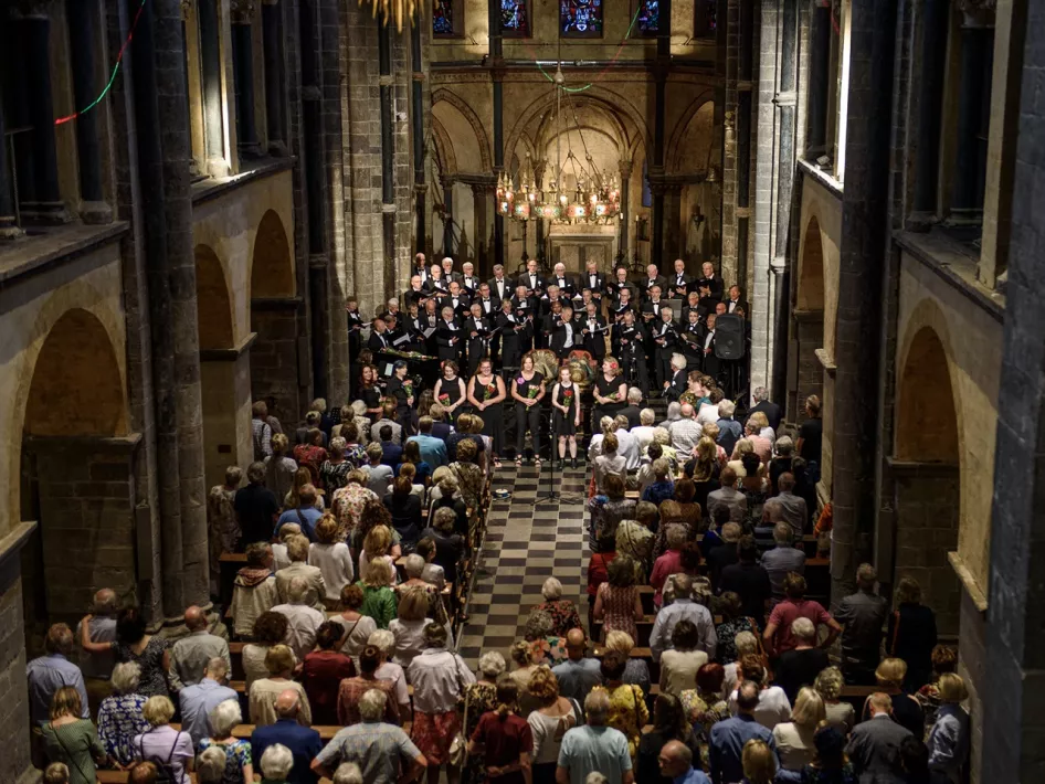 Koor is aan het zingen in de Kathedraal in Roermond tijdens de Kathedraalmuze 2023 (foto: Rob Bakker)