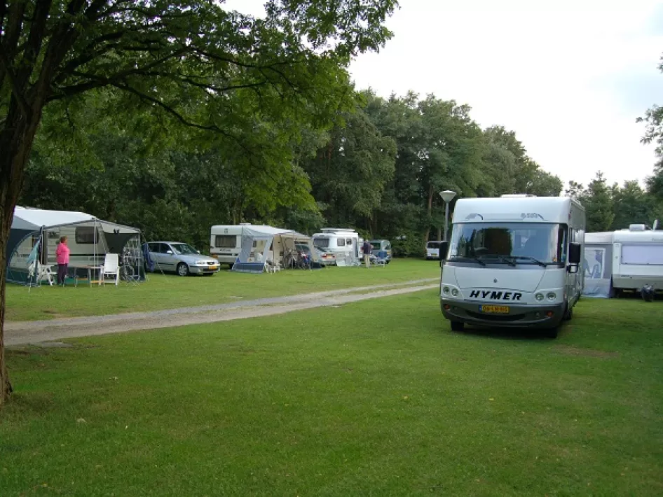 Motorhomes and caravans are parked on the fields of the campsite De Oude Barrier
