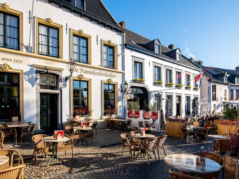 Terras van De Pannekoekenbakker in Thorn, gevestigd in een historisch pand aan een sfeervol plein in het Witte Stadje.