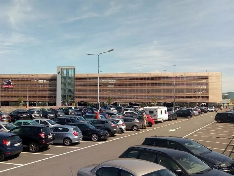 Geparkte Autos mit dem Designer Outlet Roermond-Parkplatz im Hintergrund