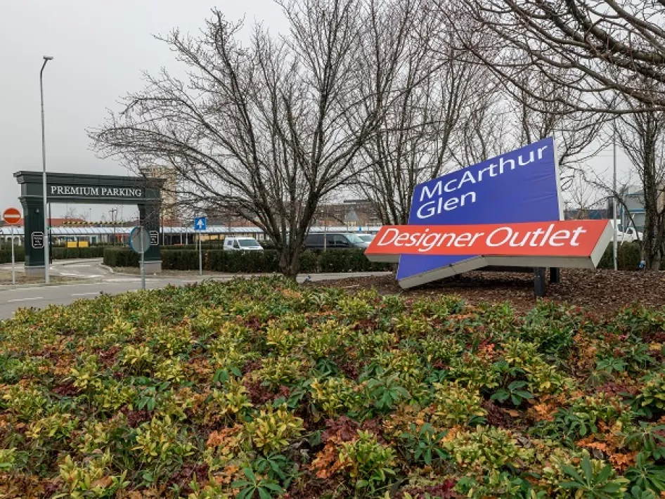 De rotonde bij het Designer Outlet Roermond met op de achtergrond de premium parking waar je kunt parkeren