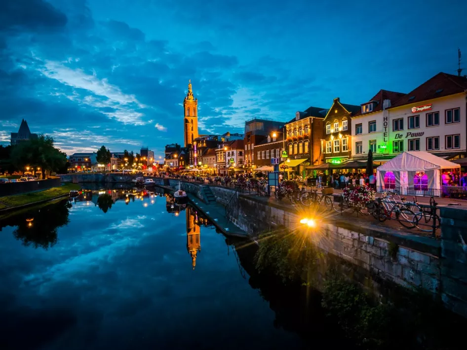 Gezelligheid op de Roerkade tijdens de Dweijelaovend Roermond