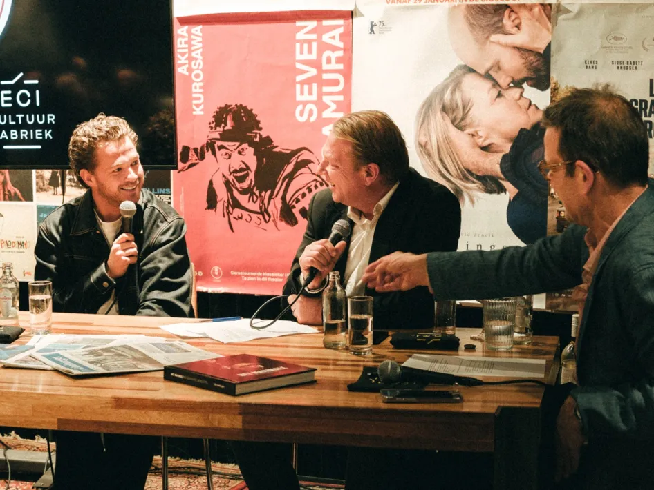 Gespräch mit Mikrofonen im Café Hoxtra in der ECI Cultuurfabriek in Roermond.