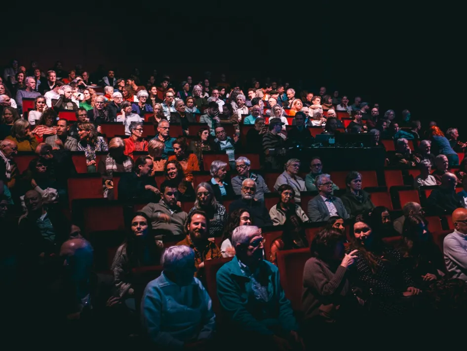 Publiek in de theaterzaal van ECI Cultuurfabriek in Roermond voorafgaand aan een voorstelling.