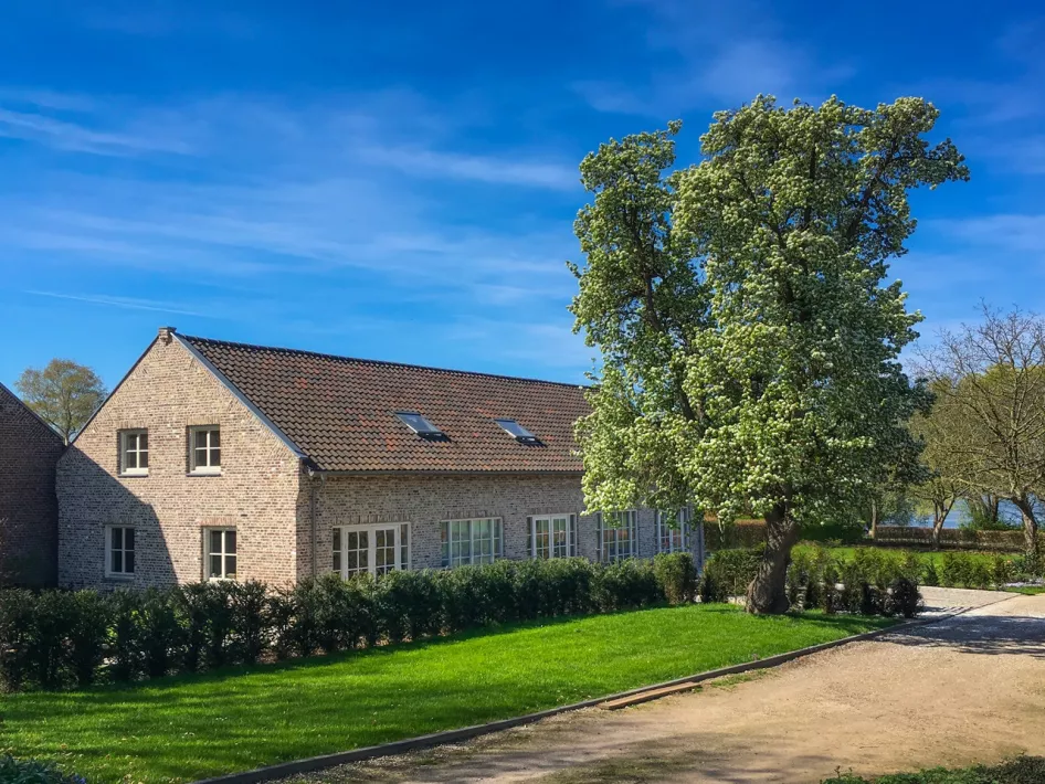 Exterieur van vakantieverblijf Eind 6, een luxe groepsaccommodatie met een ruime tuin en uitzicht op de natuur.