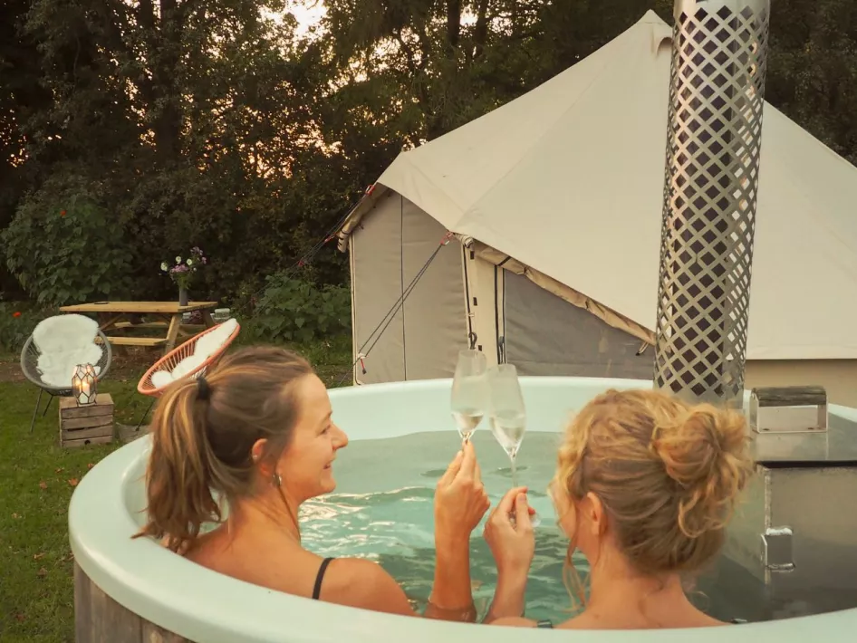 Vrouwen die samen in een bad genieten