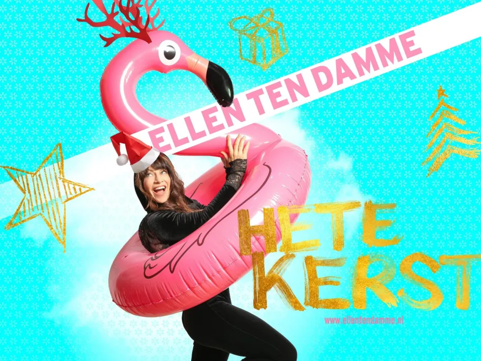 Ellen ten Damme met kerstmutsje op en opblaasbare flamingo (met rood gewei) voor in het zwembad om zich heen