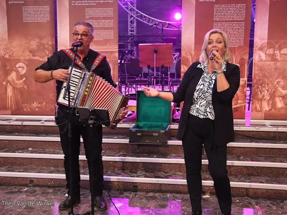 Muzikaal optreden van Mark & Wilhelmien tijdens Eten met Franciscus.