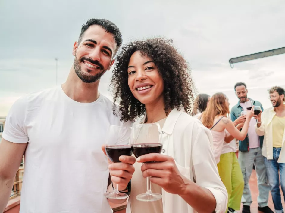 Man en vrouw proosten tijdens de SchlemmerMarkt Rhein-Maas in Wassenberg