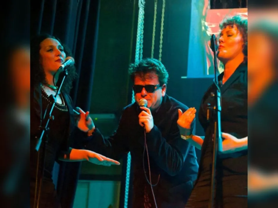 Band ChaCha brengt tijdens 25 jaar zonder Brood een muzikaal eerbetoon aan Herman Brood, met zanger en twee achtergrondzangeressen op het podium.
