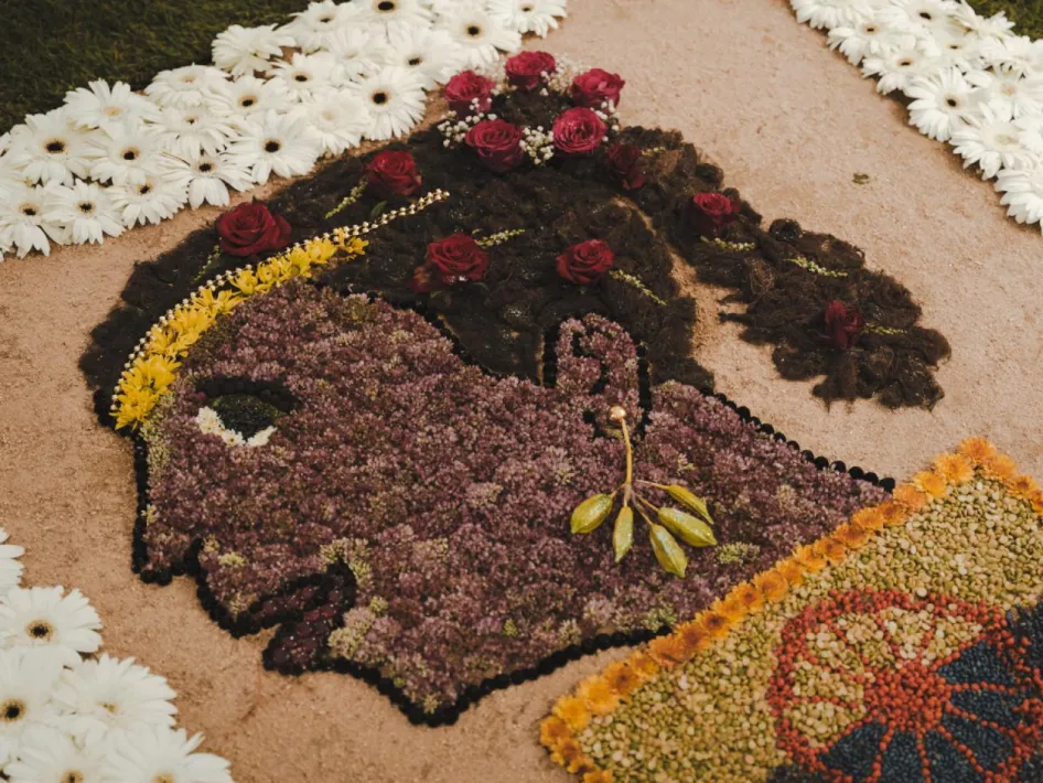 Bloemtapijt met bloemenportret tijdens het jubileum 30 jaar Bloemtapijt in het Kruiswegpark bij de Kapel in 't Zand in Roermond.